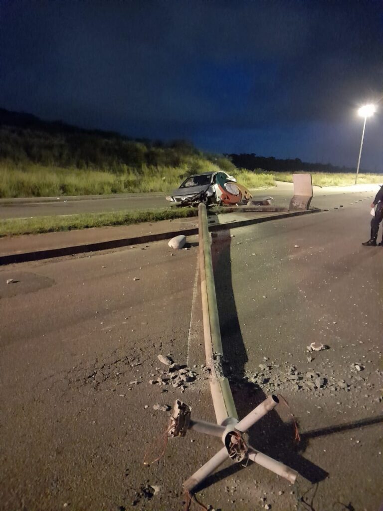 Carro colide em poste de energia elétrica na rua Acre - O que é