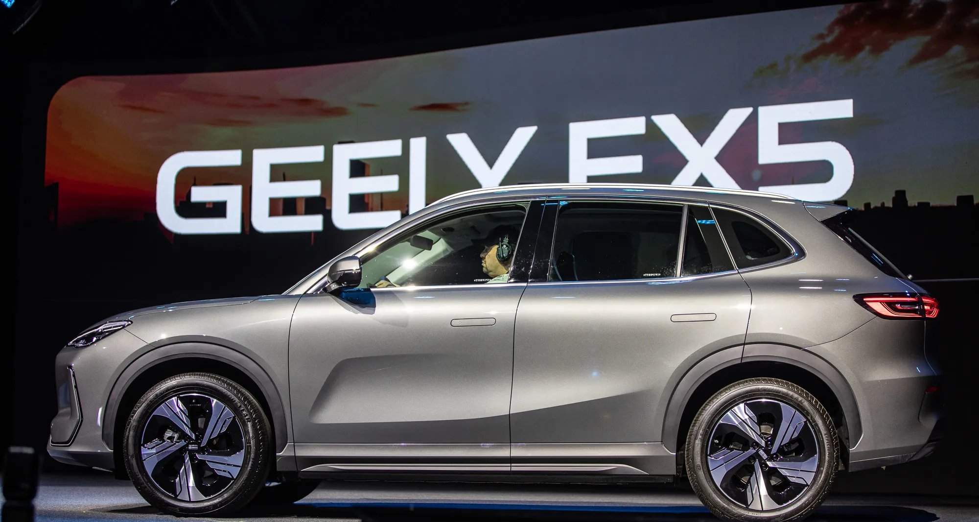 Geely apresenta sistema híbrido i-HEV que alcança 45 km/l e mira liderança japonesa - Imagem do artigo