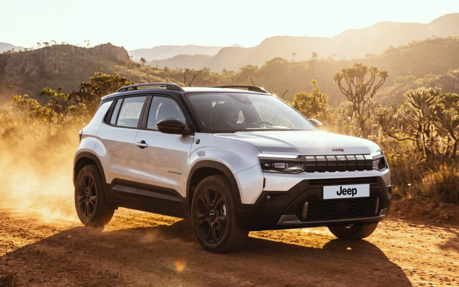 Jeep lança Avenger 85 Anos no Brasil por R$ 142.990 - só 500 unidades