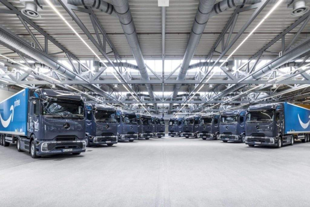 Mercedes entrega 27 caminhões elétricos eActros 600 à Amazon na Alemanha