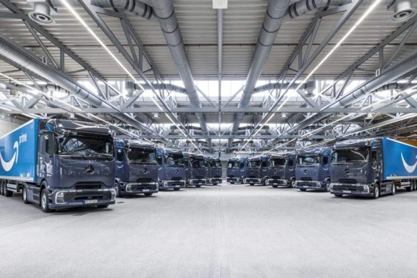 Mercedes entrega 27 caminhões elétricos eActros 600 à Amazon na Alemanha